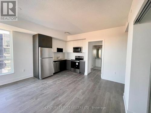 1906 - 202 Burnhamthorpe Road E, Mississauga, ON - Indoor Photo Showing Kitchen