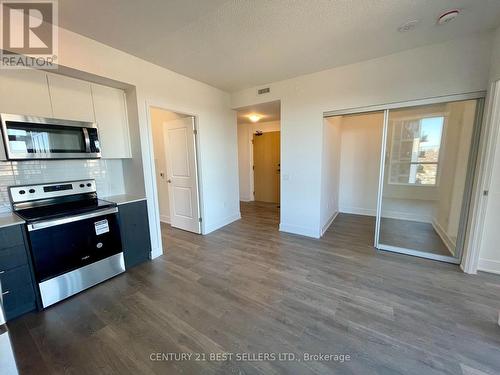 1906 - 202 Burnhamthorpe Road E, Mississauga, ON - Indoor Photo Showing Kitchen