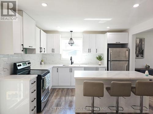 49 Quaker Road, Welland (767 - N. Welland), ON - Indoor Photo Showing Kitchen With Upgraded Kitchen