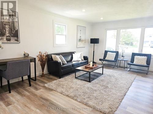 49 Quaker Road, Welland (767 - N. Welland), ON - Indoor Photo Showing Living Room