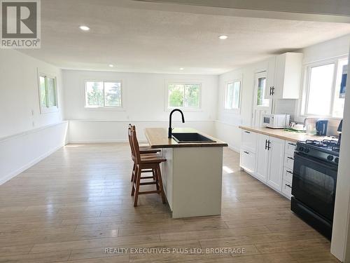 49 Quaker Road, Welland (767 - N. Welland), ON - Indoor Photo Showing Kitchen