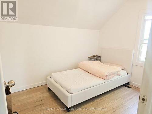 49 Quaker Road, Welland (767 - N. Welland), ON - Indoor Photo Showing Bedroom