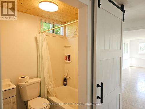 49 Quaker Road, Welland (767 - N. Welland), ON - Indoor Photo Showing Bathroom