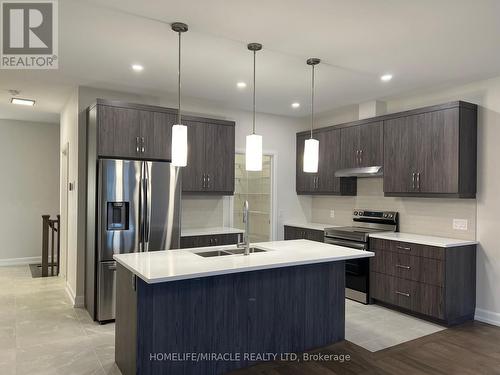 3920 Mitchell Crescent, Fort Erie, ON - Indoor Photo Showing Kitchen With Double Sink With Upgraded Kitchen