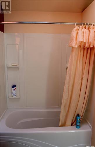 3 2Nd Avenue, Weyburn, SK - Indoor Photo Showing Bathroom