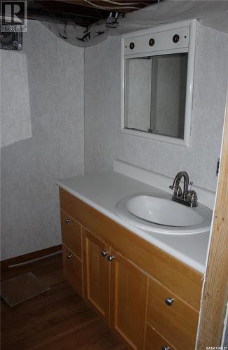 3 2Nd Avenue, Weyburn, SK - Indoor Photo Showing Bathroom