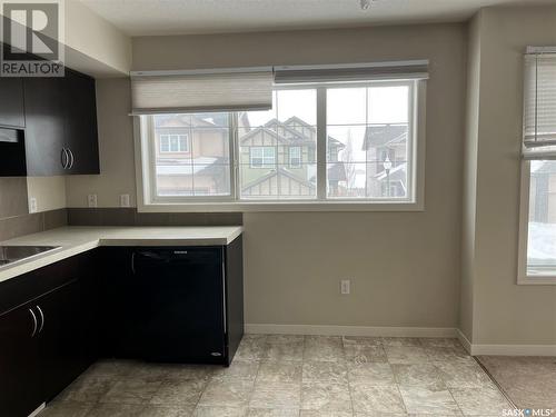 32 4533 Delhaye Way, Regina, SK - Indoor Photo Showing Kitchen