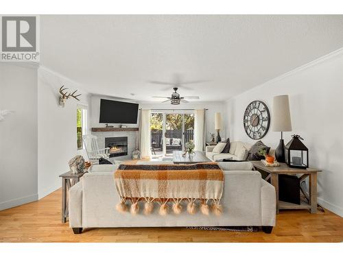 715 Barrera Road Unit# 8, Kelowna, BC - Indoor Photo Showing Living Room With Fireplace