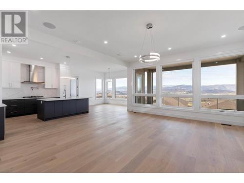 2193 Kentucky Crescent, Kelowna, BC - Indoor Photo Showing Kitchen With Upgraded Kitchen