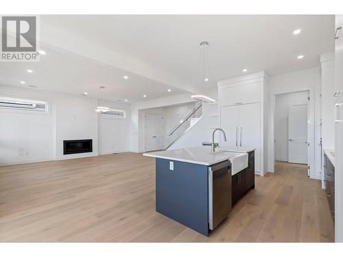 2193 Kentucky Crescent, Kelowna, BC - Indoor Photo Showing Kitchen With Upgraded Kitchen