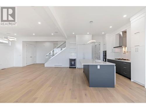 2193 Kentucky Crescent, Kelowna, BC - Indoor Photo Showing Kitchen With Upgraded Kitchen