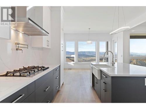 2193 Kentucky Crescent, Kelowna, BC - Indoor Photo Showing Kitchen With Upgraded Kitchen