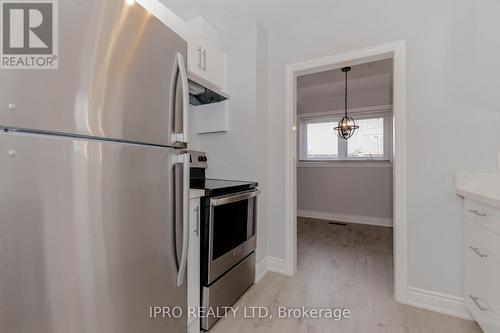 17 Town House Crescent, Brampton, ON - Indoor Photo Showing Kitchen