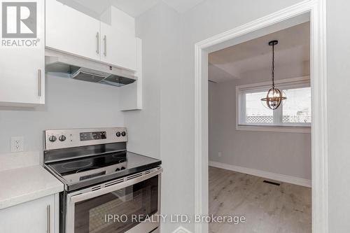 17 Town House Crescent, Brampton, ON - Indoor Photo Showing Kitchen