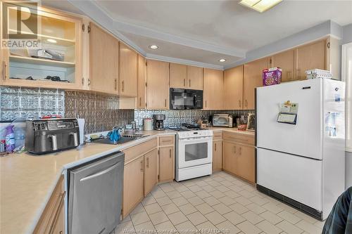 2161 Dominion, Windsor, ON - Indoor Photo Showing Kitchen