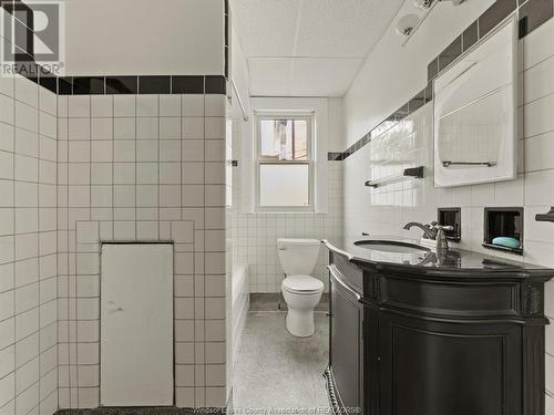 281-283 Moy Avenue, Windsor, ON - Indoor Photo Showing Bathroom