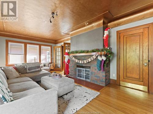 281-283 Moy Avenue, Windsor, ON - Indoor Photo Showing Living Room With Fireplace