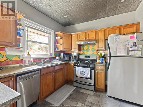 281-283 Moy Avenue, Windsor, ON - Indoor Photo Showing Kitchen With Double Sink