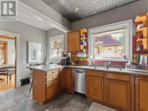 281-283 Moy Avenue, Windsor, ON - Indoor Photo Showing Kitchen