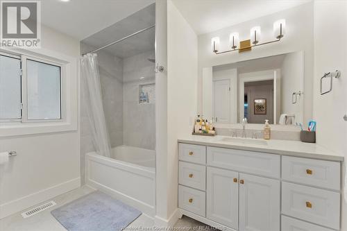 2006 Amiens Avenue, Windsor, ON - Indoor Photo Showing Bathroom