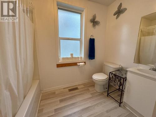 1331 105 Avenue, Dawson Creek, BC - Indoor Photo Showing Bathroom