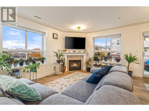 1967 Underhill Street Unit# 307, Kelowna, BC - Indoor Photo Showing Living Room With Fireplace