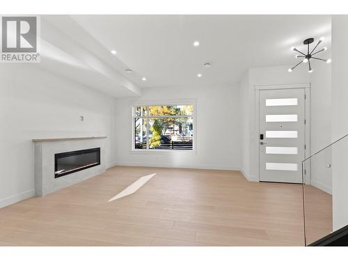 747 Fuller Avenue Unit# 2, Kelowna, BC - Indoor Photo Showing Living Room With Fireplace