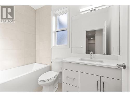 747 Fuller Avenue Unit# 2, Kelowna, BC - Indoor Photo Showing Bathroom