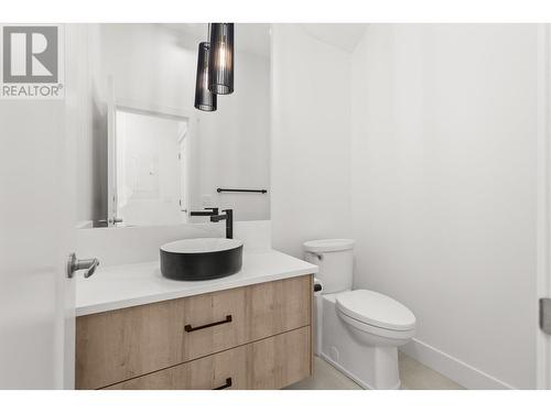 747 Fuller Avenue Unit# 1, Kelowna, BC - Indoor Photo Showing Bathroom