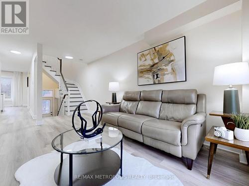 583 Bondi Avenue, Newmarket, ON - Indoor Photo Showing Living Room