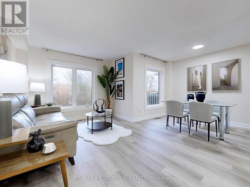 583 Bondi Avenue, Newmarket, ON - Indoor Photo Showing Living Room