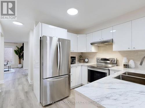 583 Bondi Avenue, Newmarket, ON - Indoor Photo Showing Kitchen