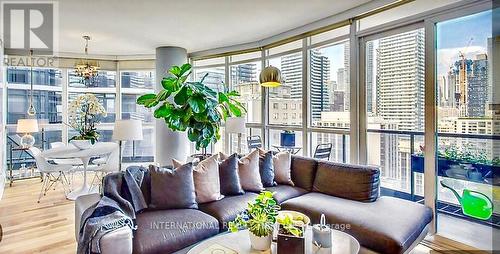 2007 - 25 Carlton Street, Toronto, ON - Indoor Photo Showing Living Room