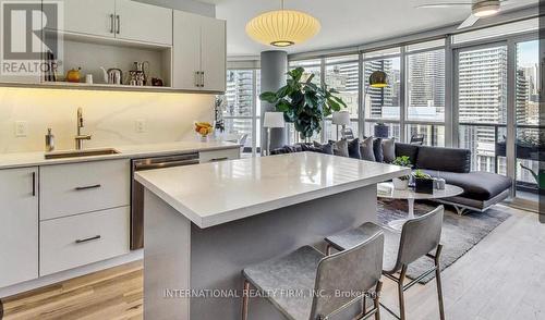 2007 - 25 Carlton Street, Toronto, ON - Indoor Photo Showing Kitchen