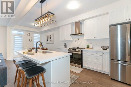 2199 Grainger Loop, Innisfil, ON - Indoor Photo Showing Kitchen With Upgraded Kitchen