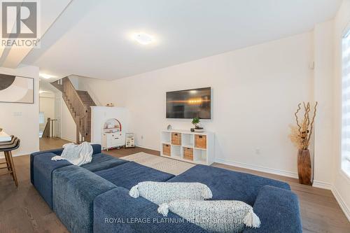 2199 Grainger Loop, Innisfil, ON - Indoor Photo Showing Living Room