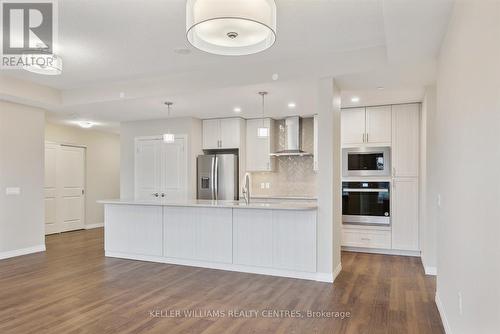 318 - 460 William Graham Drive, Aurora, ON - Indoor Photo Showing Kitchen With Upgraded Kitchen