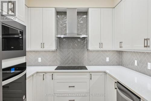 702 - 460 William Graham Drive, Aurora, ON - Indoor Photo Showing Kitchen