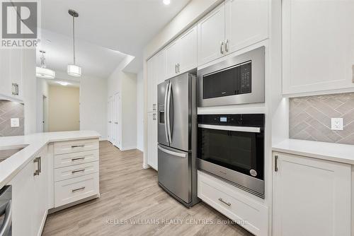 702 - 460 William Graham Drive, Aurora, ON - Indoor Photo Showing Kitchen With Stainless Steel Kitchen With Upgraded Kitchen