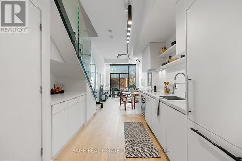 121 - 35 Wabash Avenue, Toronto, ON - Indoor Photo Showing Kitchen With Upgraded Kitchen