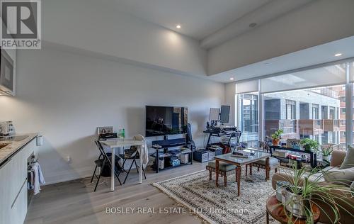 702 - 21 Park Street E, Mississauga, ON - Indoor Photo Showing Living Room