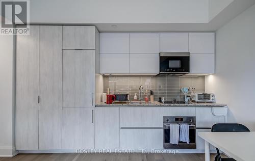 702 - 21 Park Street E, Mississauga, ON - Indoor Photo Showing Kitchen