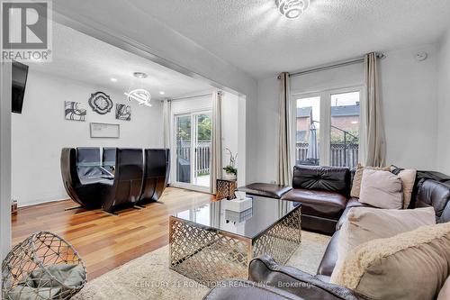 2526 Willowburne Drive, Mississauga, ON - Indoor Photo Showing Living Room