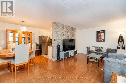 302 - 29 West Avenue W, Kitchener, ON - Indoor Photo Showing Living Room