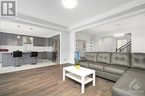 309 Crossway Terrace, Ottawa, ON - Indoor Photo Showing Living Room