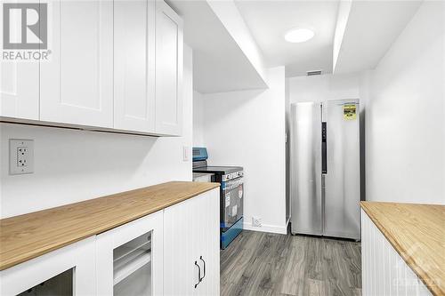 Apartment-Kitchen - 309 Crossway Terrace, Ottawa, ON - Indoor Photo Showing Kitchen