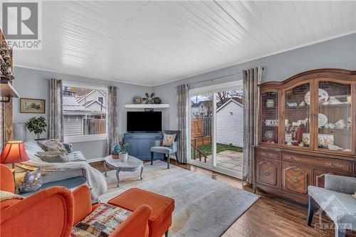 69 Beecher Street, Brockville, ON - Indoor Photo Showing Living Room