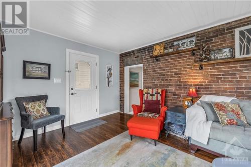 69 Beecher Street, Brockville, ON - Indoor Photo Showing Living Room