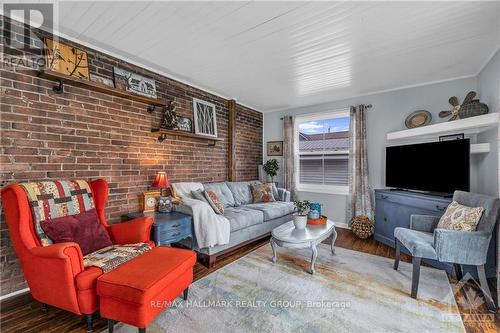 69 Beecher Street, Brockville (810 - Brockville), ON - Indoor Photo Showing Living Room With Fireplace