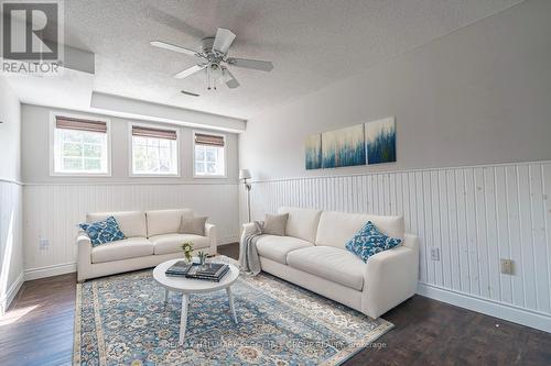 20 Frontier Avenue, Orillia, ON - Indoor Photo Showing Living Room